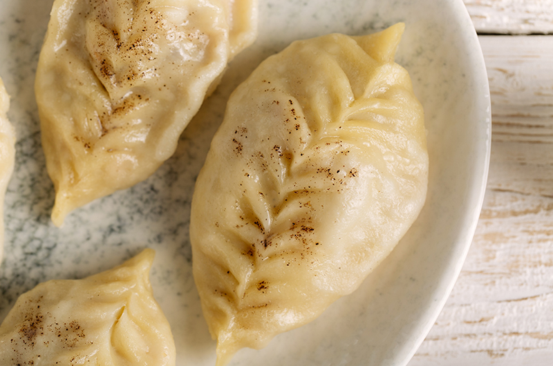 Позы с капустой, мясом и ветчиной
