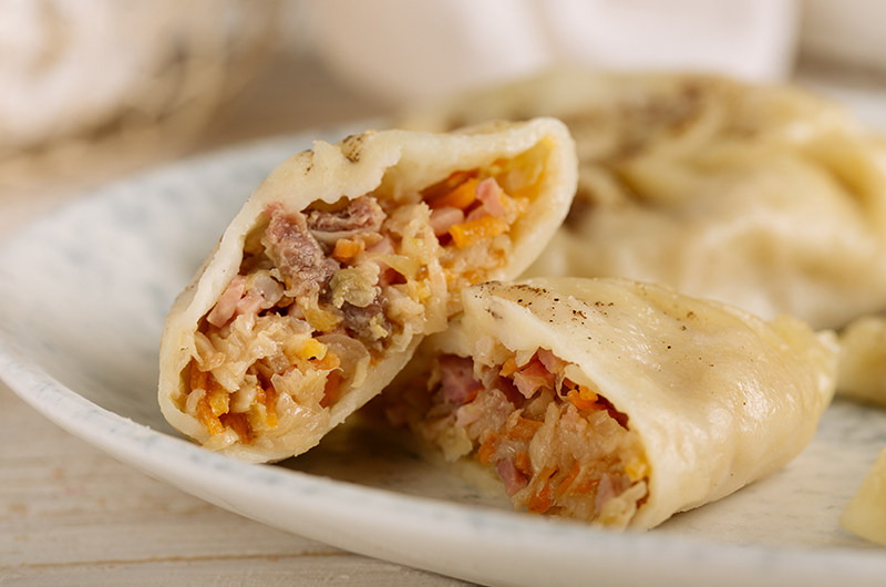 Позы с капустой, мясом и ветчиной