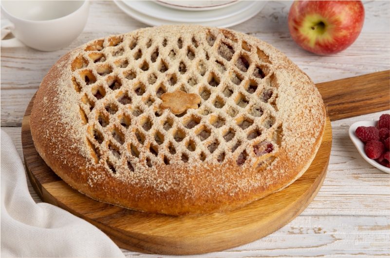 Пирог с яблоками и малиной