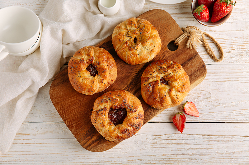 Самса с яблоками и клубникой