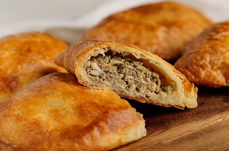 Пирожок печеный с печенью и яйцом