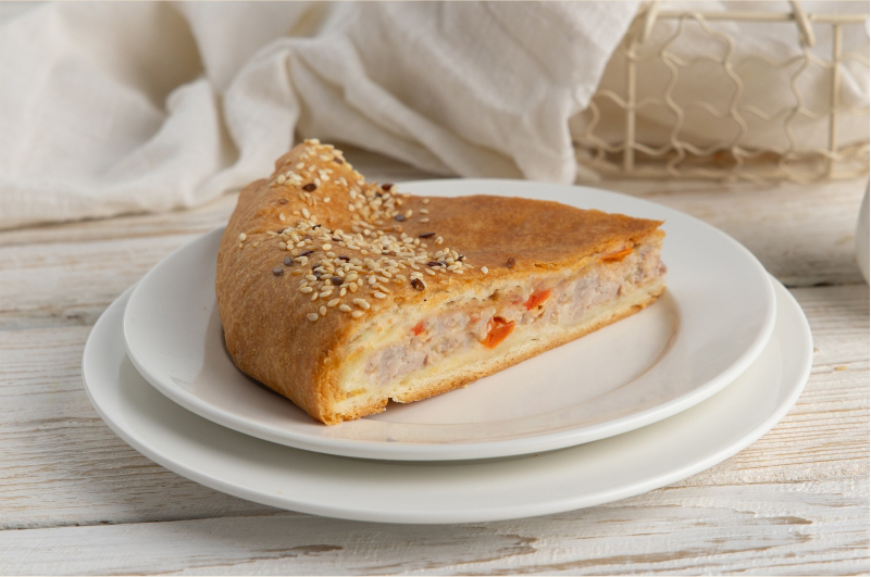 Пирог с мясом и сыром