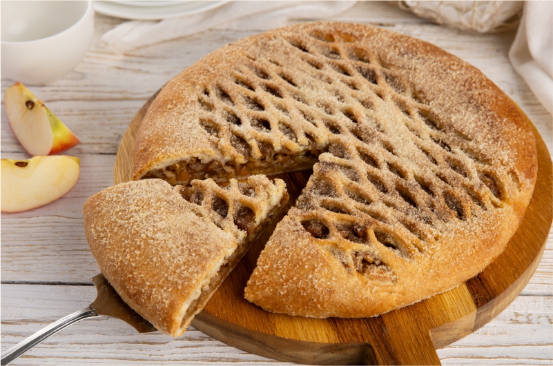 Пирог с яблоками и корицей