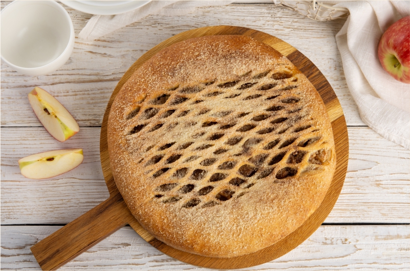 Пирог с яблоками и корицей