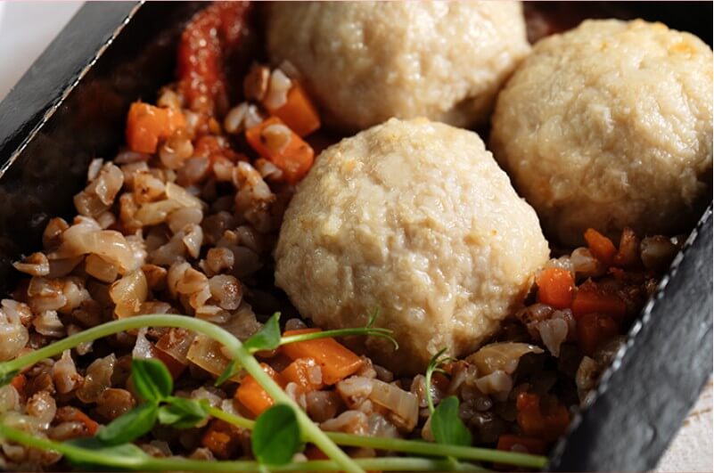 Митболы с гречкой и соусом