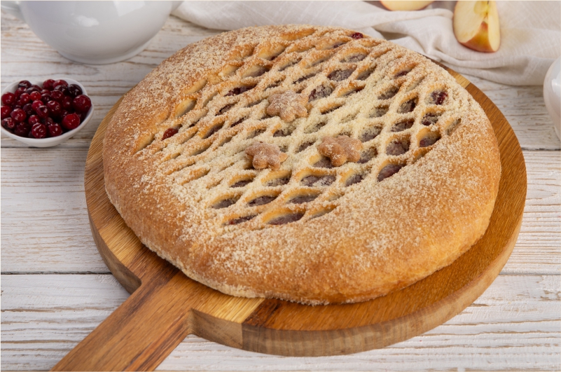 Пирог с яблоками и брусникой