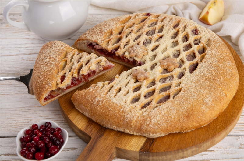 Пирог с яблоками и брусникой