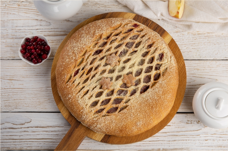 Пирог с яблоками и брусникой
