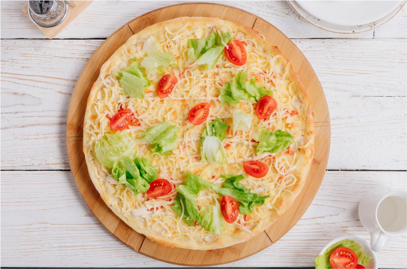 Пицца Цезарь с курицей и сыром