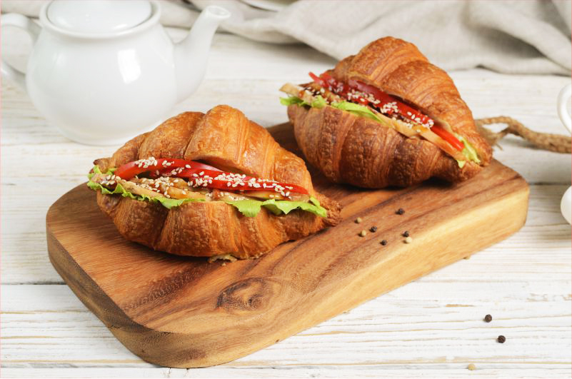 Круассан с курицей терияки