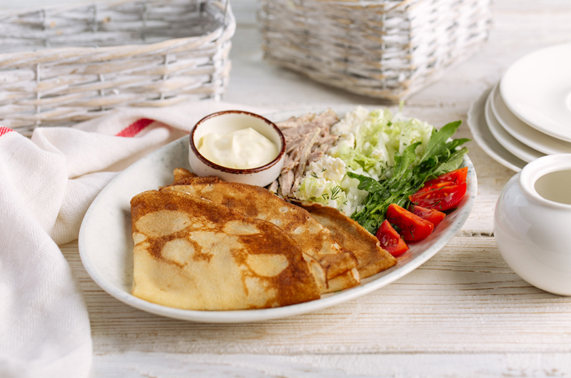 Блинчик с курицей и овощами
