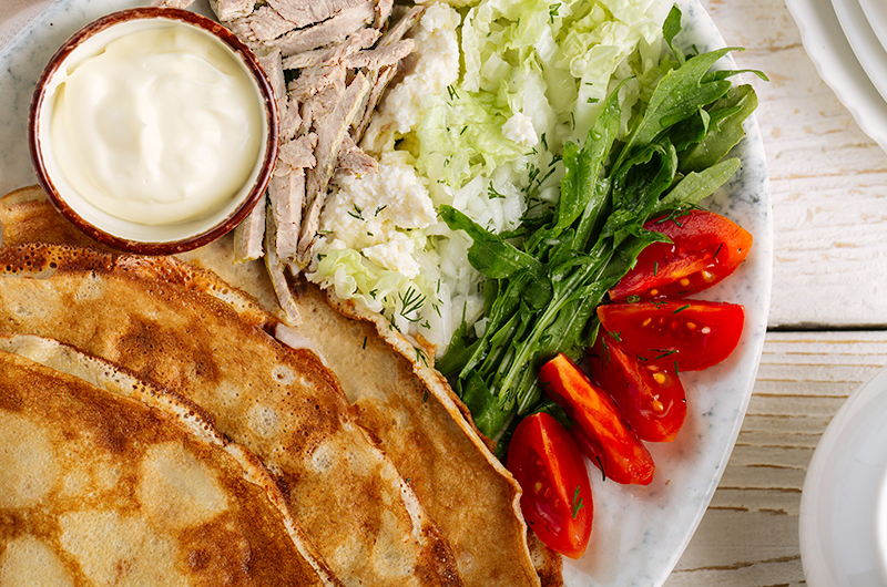 Блинчик с курицей и овощами