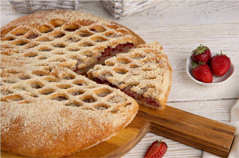 Пирог с бананами и клубникой