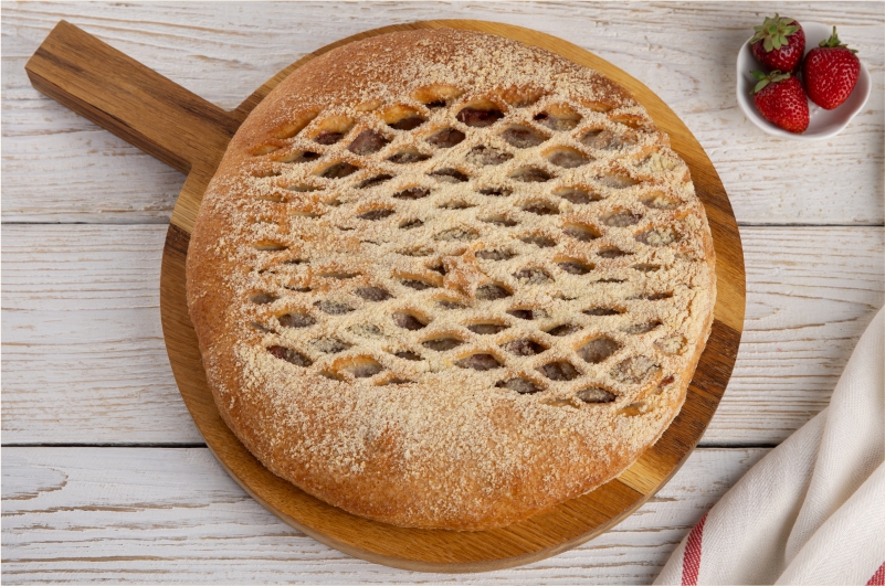 Пирог с бананами и клубникой