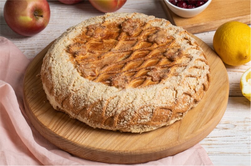 Курник с вишней, яблоками и миндалем