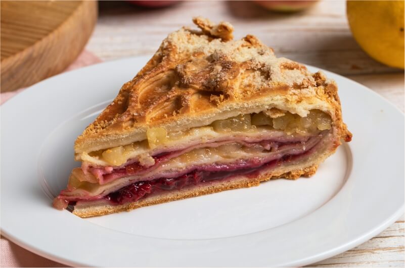Курник с вишней, яблоками и миндалем