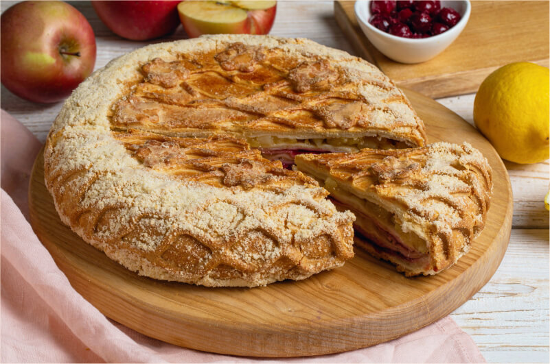 Курник с вишней, яблоками и миндалем