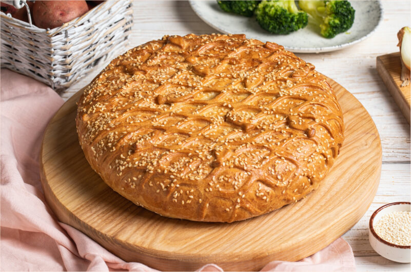 Курник с красной рыбой, картофелем и сыром