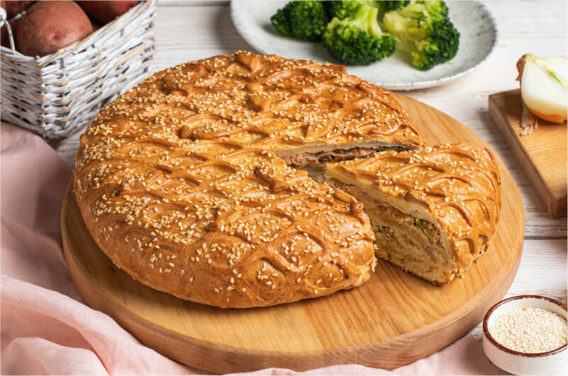 Курник с красной рыбой, картофелем и сыром