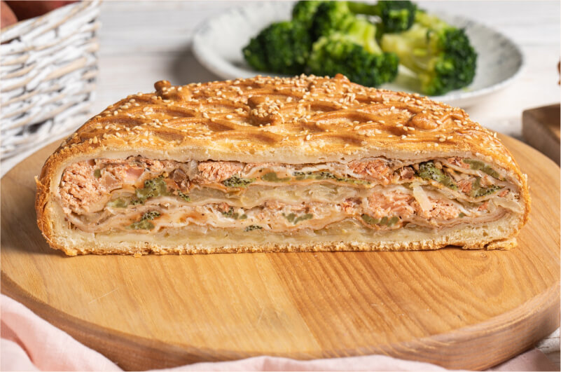 Курник с красной рыбой, картофелем и сыром