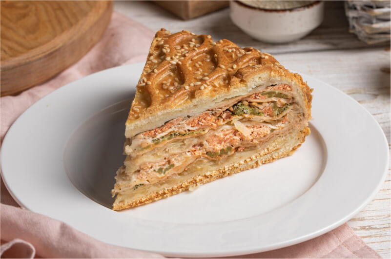Курник с красной рыбой, картофелем и сыром