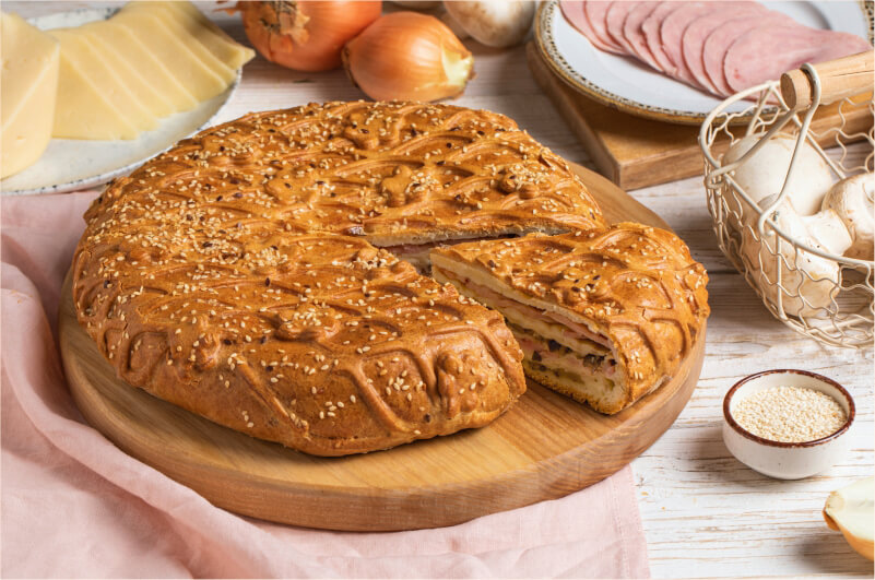 Курник с ветчиной, сыром и грибами