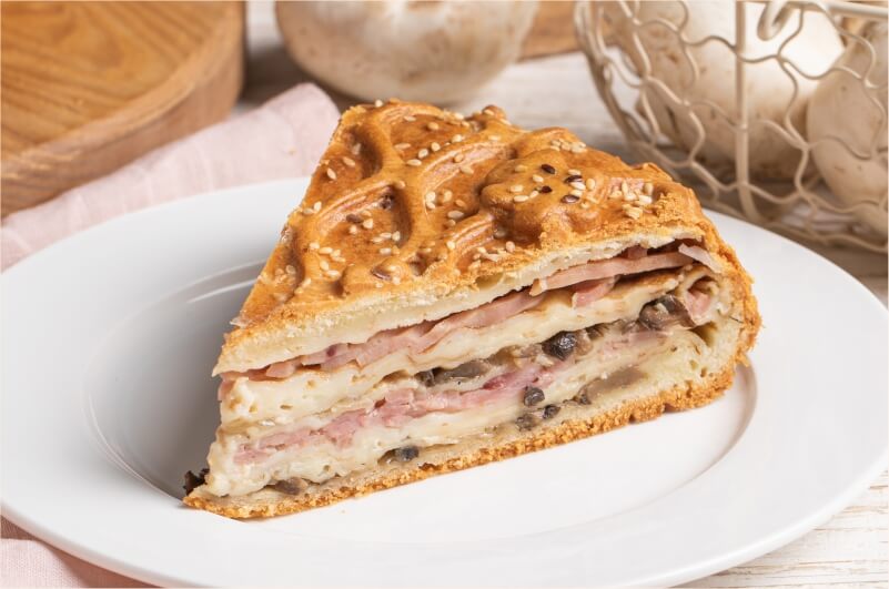 Курник с ветчиной, сыром и грибами